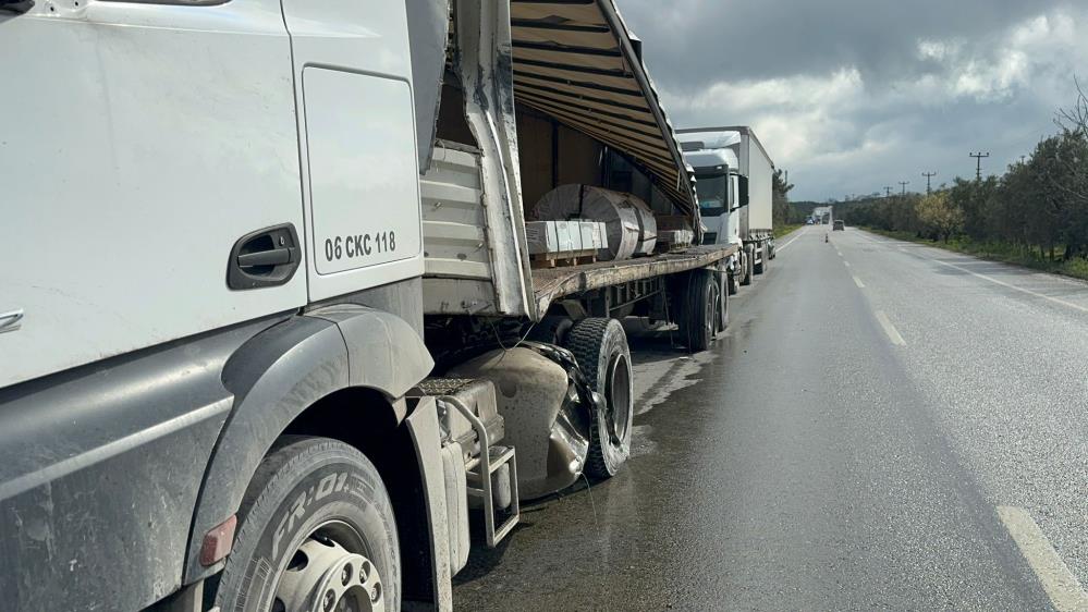 İznik'te Trafik Kazasında Tır ile Servis Minibüsü Çarpıştı