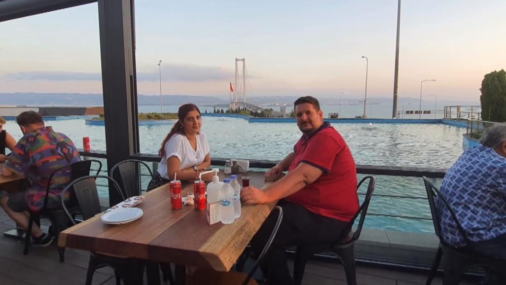 Bursa'da 2 yılda tam 94 kilo veren 39 yaşındaki servis şoförünü görenler tanıyamıyor. Geçirdiği obezite ameliyatı sonrası 186 kilodan 92 kiloya düşmeyi başaran Rahmi Güler, "Neredeyse içimden bir ben daha çıktı. En büyük beden kıyafetler bile olmuyordu. Şimdi gördüklerine inanmayıp bana benden selam gönderen bile oluyor" dedi. Bursa'da servis şoförlüğü yapan evli ve 2 çocuk babası Rahmi Güler, 186 kiloya ulaşıp nefes almakta bile zorlanmaya başlayınca 'artık yeter' diyerek, bir an önce kilo vermek için arayışa girdi. En büyük beden kıyafetlerin bile içine giremeyen, çalıştığı servis minibüsüne inip binmekte zorlanan, hayat konforu neredeyse kalmayan Güler, aşırı kilolarından kurtulmak için 28 Ekim 2021 tarihinde obezite ameliyatı oldu. Yapılan başarılı operasyonla zayıflamaya başlayan Güler, 2 sene içinde tam 94 kilo verip 186 kilodan 92 kiloya kadar düşmeyi başardı. "Görenler tanımıyor, bana benden selam gönderenler bile oluyor" 92 kiloya inmesiyle birlikte bir anda hayatının değiştiğini anlatan 39 yaşındaki Rahmi Güler, "Şimdilerde beni görenler tanıyamıyor. Rahmi nerede diyenler oluyor. Bana benimle selam gönderen bile oluyor. Ses var ama görüntü kalmadı" dedi. 186 kilo olduğu dönemde 100 metre yol bile yürüyemezken kilo verdikten sonra her gün 2 kilometre yürüdüğünü belirten Güler, "En kısa 100 metrelik yolu bile arabayla gidiyordum. Servis şoförlüğü yaptığım için hep oturarak çalışıyordum. Hiç yürümek istemiyordum. Kıyafet alamıyordum. Büyük beden satan mağazalara gidiyordum. Ama orada bile kendime bir şey bulamıyordum. O seviyeye gelmiştim. Şimdi her şeyi eşim alıyor. Getiriyor giyiyorum. Şimdi her yere yürüyerek gidiyorum. 1-2 kilometre bana mısın demiyor. 186 kiloydum şu an 92 kiloyum. Artık kilomu sabitledim. Yarım gitti. İçimden bir tane daha ben çıktı. Beni uzun zamandır görmeyen biri benden bana selam yolluyor. Arkadaşlarla konuşuyoruz ayrılacağımız zaman Rahmi'ye selam söyle diyenler oluyor. 'Abi benim' diyorum. 'Yok, sen değilsin' diyorlar. Uzun zamandır görüşüp şimdi tanımayan çok kişi var" diye konuştu. Rahmi Güler'in 2 senede 186 kilodan 92 kiloya düşmesinde büyük katkısı olan obezite ameliyatını gerçekleştiren Medicana Bursa Hastanesi Genel Cerrahi Uzmanı Op. Dr. Ersoy Taşpınar, "Hasta bize ilk başvurduğunda hem sosyal hayatı, hem sağlık yönünden sıkıntılar çektiğini ifade etti. Sağlık sorunları artık baş göstermeye başlamıştı. Kendisiyle konuştuk ve obezite ameliyatı yapmaya karar verdik. En istikrarlı hastalarımızdan oldu. Toplam 94 kilo verdi. 2 yıl geçmesine rağmen kilosunu da koruyor. Kontrollerine düzenli olarak geliyor. Şu an gayet sağlıklı bir şekilde hayatına devam ediyor. Sanki yeniden hayata başlamış gibi. Rahmi bey, bu işin nasıl başarılabileceğinin en somut göstergesi" diye konuştu. Fazla kilolu olarak yaşamanın ameliyattan daha riskli olduğunu belirten Op. Dr. Taşpınar, "Kilo vermekte zorlanan kişiler için obezite ameliyatı her zaman alternatif çözümdür. Tabii ki diyet, spor yapmak gibi ameliyatsız yöntemler her zaman önceliklidir. Ama bunları yapmasına rağmen kilo veremeyen bir grup var. O grup için Rahmi bey iyi bir örnek" dedi.